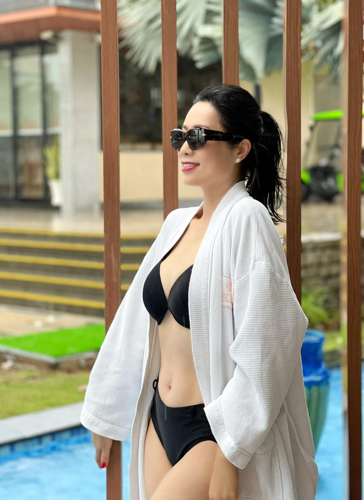 NSƯT Trịnh Kim Chi lại đốt mắt với bikini ở tuổi 51 - Ảnh 1.