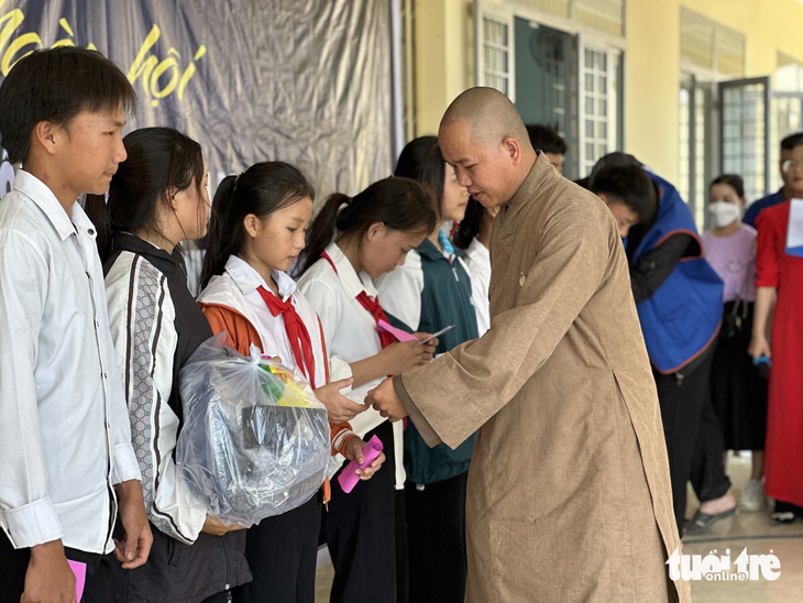 Chúng tôi cảm kích các bác sĩ và bạn trẻ vượt đường xa đến khám bệnh, tặng quà... - Ảnh 2.