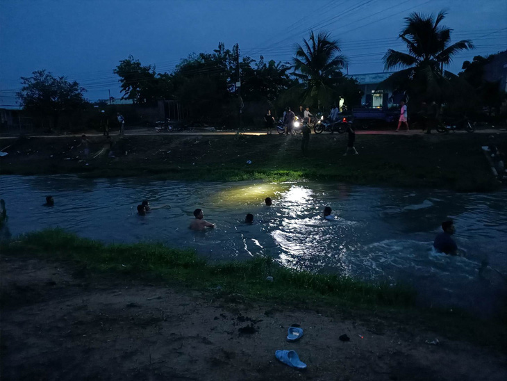 Bốn bé gái chết đuối dưới kênh ở Bình Thuận - Ảnh 1.