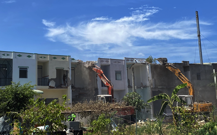 Một dãy nhà xây dựng không phép nhưng tới khi hoàn thành mới bị lập biên bản, cưỡng chế tại phường Tân Phước Khánh, thành phố Tân Uyên, Bình Dương - Ảnh: TUẤN DUY