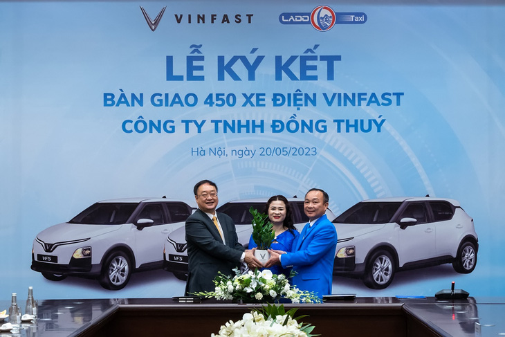 Lãnh đạo VinFast và Lado Taxi tại buổi lễ ký kết hợp đồng mua mới 300 xe VF 5 Plus và bàn giao 150 xe VF e34 - Ảnh: D.K