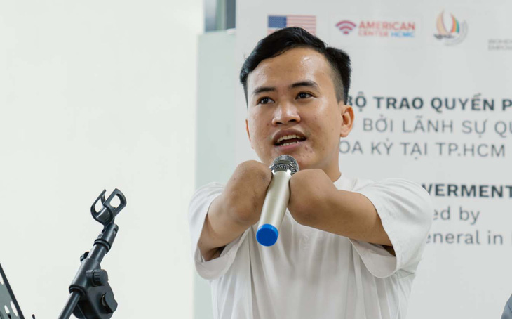 Nguyễn Ngọc Nhứt tự tin làm MC trong chương trình gây quỹ của Trung tâm Khuyết tật và Phát triển - DRD Vietnam phối hợp với Tổng lãnh sự quán Hoa Kỳ tại TP.HCM tổ chức - Ảnh: NVCC