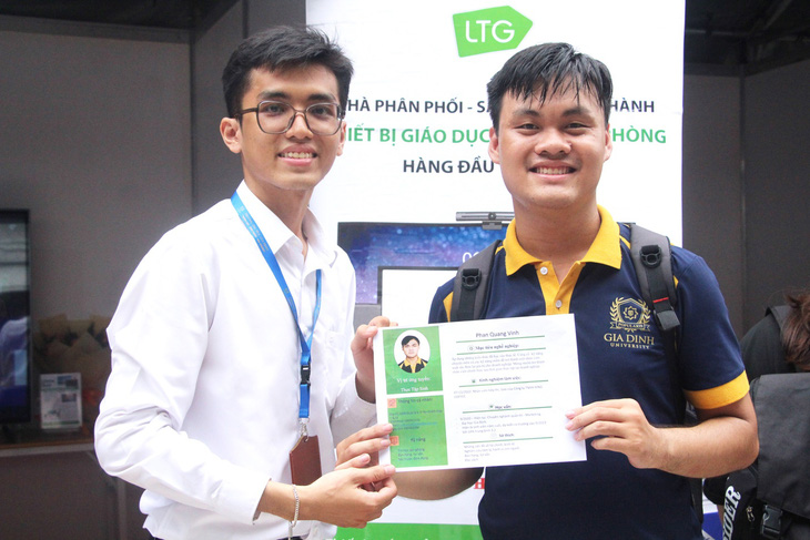 Phan Quang Vinh, sinh viên năm ba ngành Marketing, mang theo CV được chuẩn bị chỉn chu đến Ngày hội việc làm GDU 2023 - Ảnh: KIÊN NGUYỄN