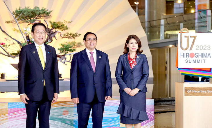 Thủ tướng Nhật Bản Kishida Fumio và phu nhân đón Thủ tướng Phạm Minh Chính đến dự Hội nghị thượng đỉnh G7 mở rộng - Ảnh: NHẬT BẮC