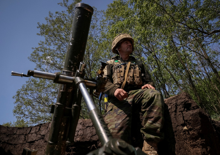Một quân nhân Ukraine chuẩn bị bắn súng cối ở tiền tuyến gần thành phố Bakhmut, vùng Donetsk, đông Ukraine hôm 18-5 - Ảnh: REUTERS