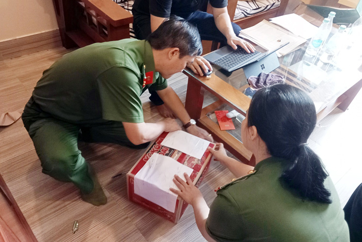Lực lượng chức năng khám xét chỗ ở của Nhung, niêm phong các tài liệu liên quan - Ảnh: Công an cung cấp