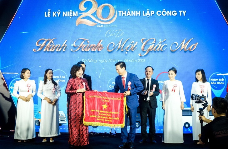 Bà Ngô Thị Kim Yến, phó chủ tịch UBND TP Đà Nẵng, trao Cờ thi đua cho ông Ngô Tấn Nhị, chủ tịch HĐTV kiêm tổng giám đốc VITRACO - Ảnh: TẤN LỰC