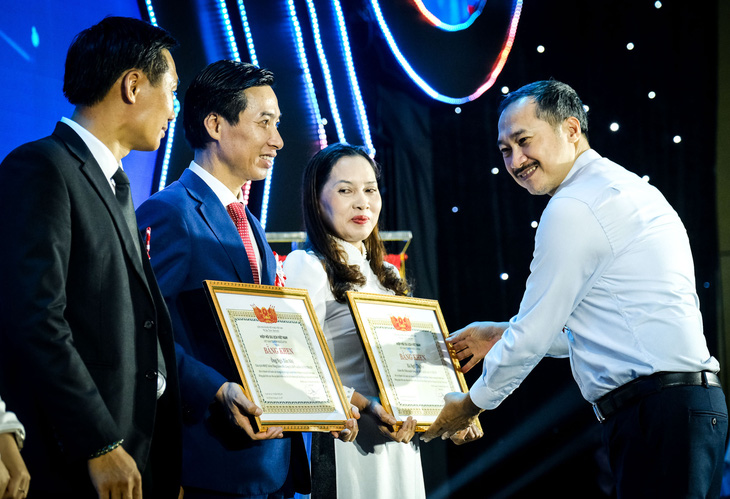 Ông Cao Trí Dũng, chủ tịch Hiệp hội Du lịch Đà Nẵng, trao bằng khen của Hiệp hội Du lịch VN cho các cá nhân công ty VITRACO - Ảnh: TẤN LỰC
