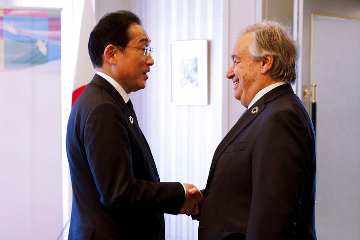 Tổng thư ký Liên Hiệp Quốc Antonio Guterres (phải) bắt tay Thủ tướng Nhật Bản Fumio Kishida trong cuộc gặp bên lề hội nghị thượng đỉnh các lãnh đạo G7 ở Hiroshima, Nhật Bản ngày 21-5 - Ảnh: REUTERS