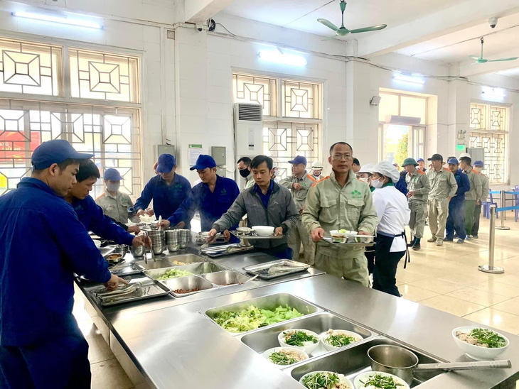 Hệ thống nhà bếp, nhà ăn của Công ty Supe Lâm Thao luôn gọn gàng, sạch sẽ, đảm bảo các yêu cầu về vệ sinh an toàn thực phẩm - Ảnh: SUPE LAMTHAO.