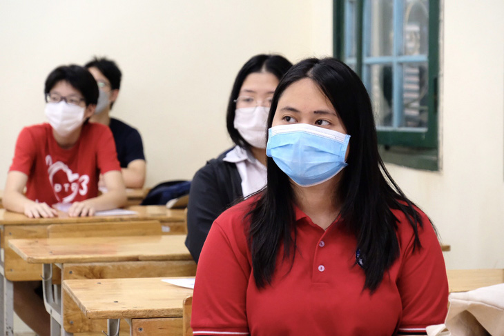 Không còn được hỗ trợ học phí, nhiều phụ huynh ở Hà Nội sẽ gặp khó khăn với mức học phí mới. Trong ảnh: Thí sinh tham dự kỳ thi vào lớp 10 năm 2022 tại Hà Nội - Ảnh: NGUYÊN BẢO