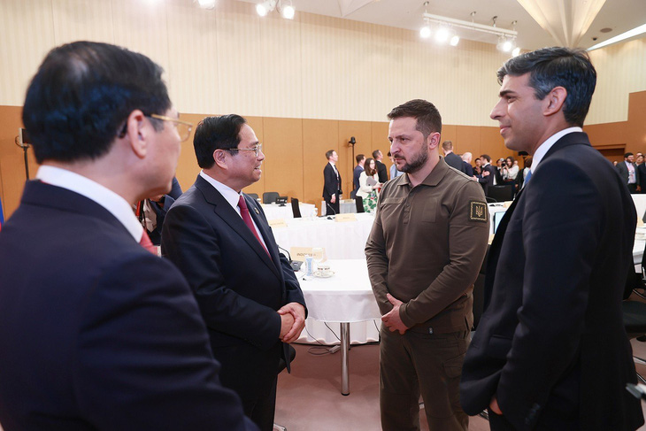 Thủ tướng Phạm Minh Chính gặp Tổng thống Zelensky bên lề hội nghị G7 - Ảnh 2.