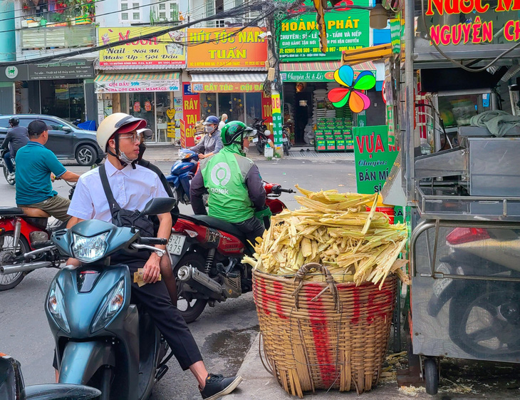 Một xe nước mía trên đường Phan Chu Trinh (Q. Bình Thạnh) đông đúc khách mua hàng đầu giờ tối - Ảnh: NHẬT XUÂN