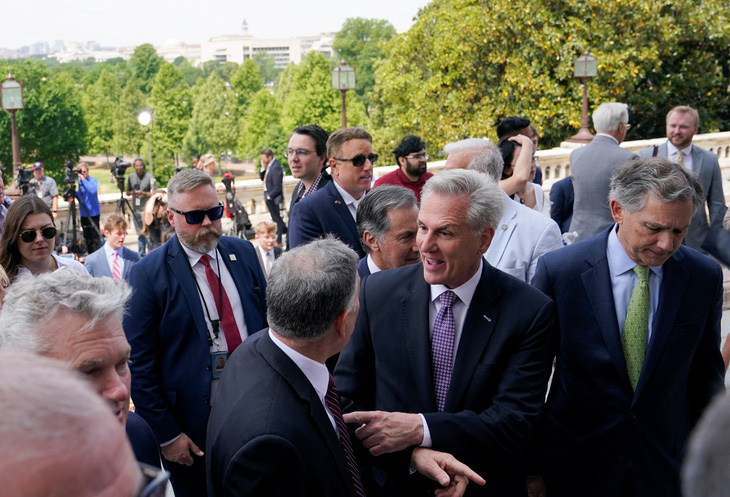 Chủ tịch Hạ viện Mỹ Kevin McCarthy bên ngoài Tòa nhà Quốc hội Mỹ ở Washington - Ảnh: REUTERS