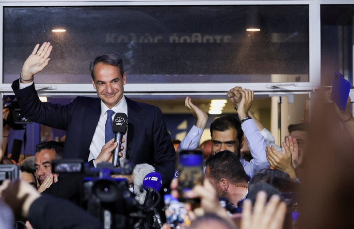 Thủ tướng Hy Lạp Kyriakos Mitsotakis vẫy tay chào người ủng hộ bên ngoài trụ sở đảng Dân chủ mới, sau cuộc tổng tuyển cử, ở Athens, ngày 21-5 - Ảnh: REUTERS