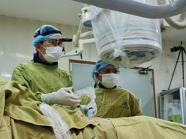 Bệnh viện đầu tiên Việt Nam áp dụng kỹ thuật khoan mảng xơ vữa động mạch ngoại vi - Ảnh 1.