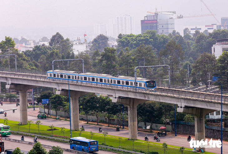 Tàu metro số 1 chạy thử đoạn trên cao - Ảnh: CHÂU TUẤN