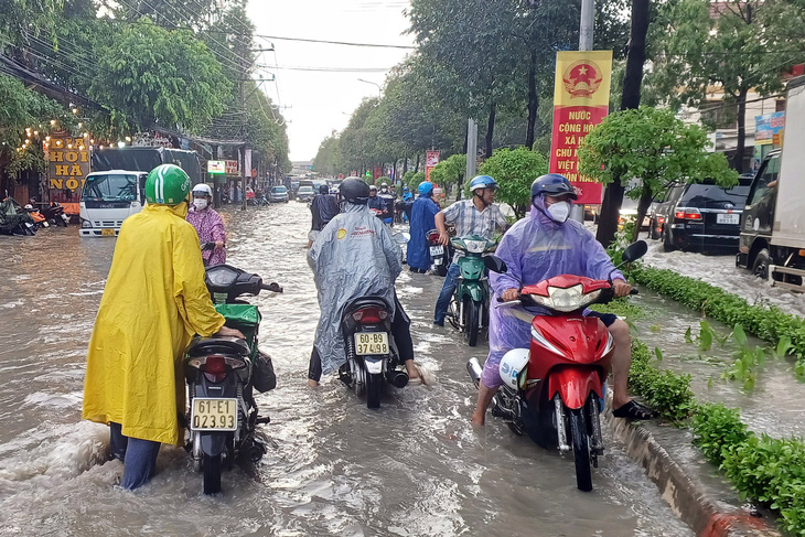 Xe máy, xe hơi bơi trên đường phố Biên Hòa sau mưa - Ảnh 1.