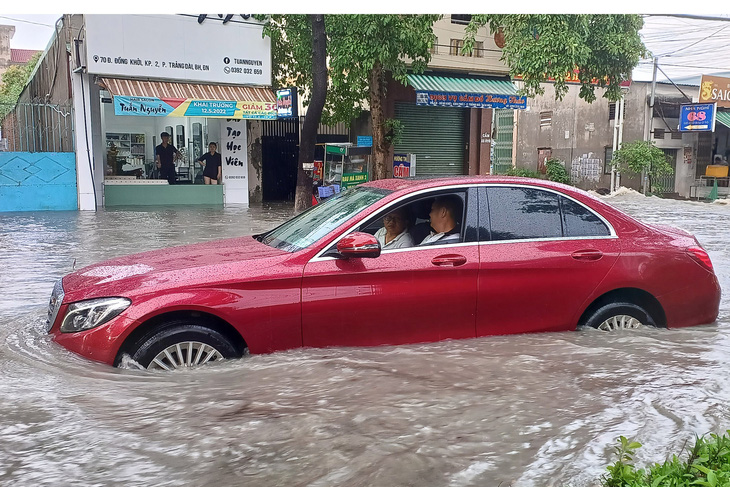 Xe máy, xe hơi bơi trên đường phố Biên Hòa sau mưa - Ảnh 3.