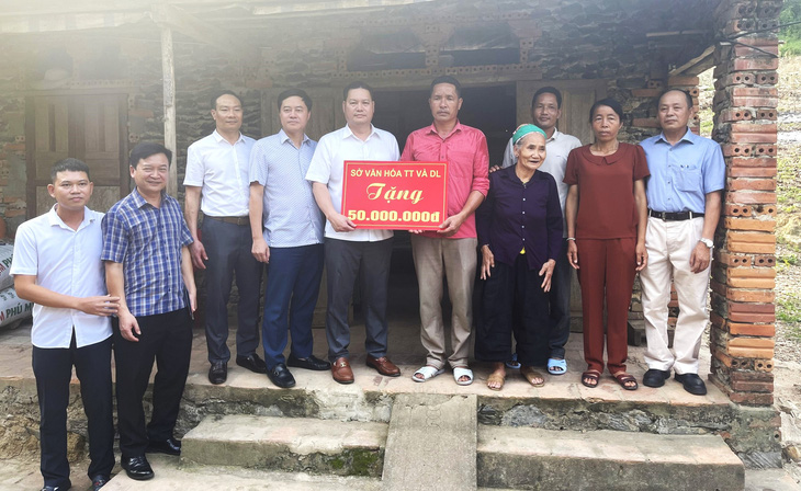 Gia đình VĐV Cao Thị Duyên nhận tiền thưởng của sở VH-TT&DL Thanh Hóa - Ảnh: SVHTTDLTH