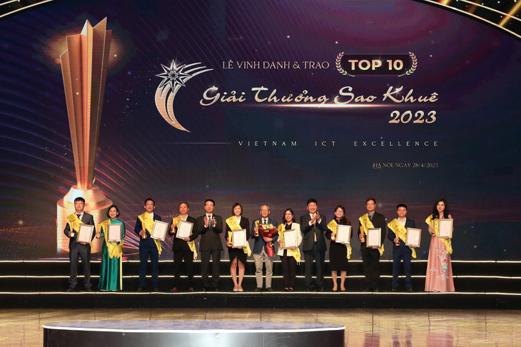 Đại diện DIGI-TEXX Việt Nam nhận giải Sao Khuê 2023