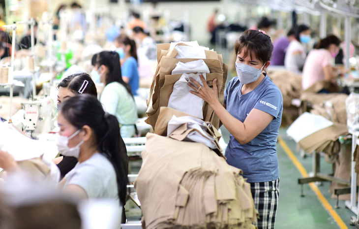 Các doanh nghiệp ngành dệt may bị sụt giảm về đơn hàng, mong muốn giảm lãi vay và tiếp cận các khoản vay mới với lãi suất thấp. Trong ảnh: công nhân làm việc tại Công ty TNHH Việt Thắng Jean, TP Thủ Đức, TP.HCM - Ảnh: QUANG ĐỊNH