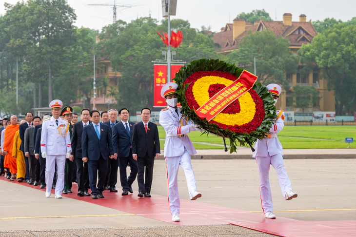 Các lãnh đạo Đảng, Nhà nước, đại biểu Quốc hội vào lăng viếng Chủ tịch Hồ Chí Minh - Ảnh: PHẠM THẮNG
