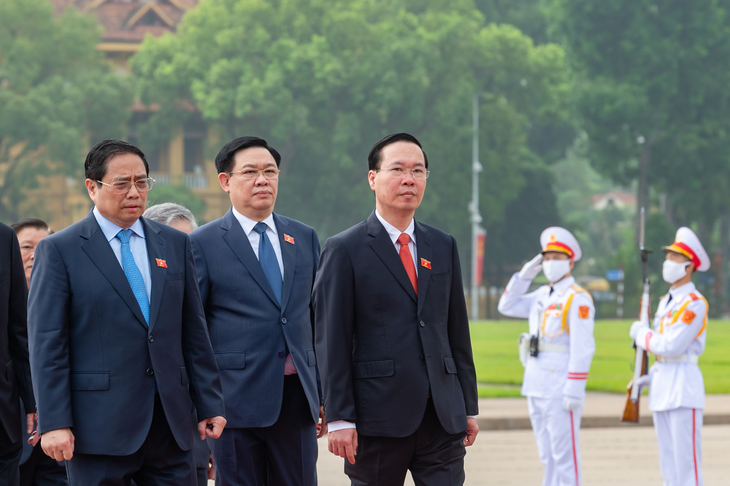 Chủ tịch nước Võ Văn Thưởng, Thủ tướng Phạm Minh Chính, Chủ tịch Quốc hội Vương Đình Huệ vào viếng lăng Bác - Ảnh: PHẠM THẮNG