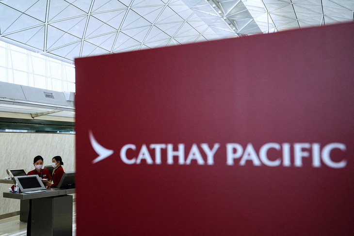 Tiếp viên Hãng Cathay Pacific Airways bị tố chế giễu khách không biết tiếng Anh - Ảnh 1.