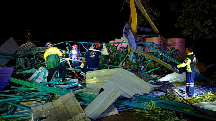 Mái che trường học đổ sập, 4 trẻ em Thái Lan chết - Ảnh 1.