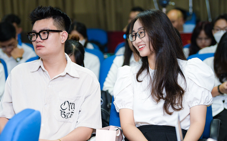 Đặt hàng sinh viên Việt Nam: Làm sao &quot;phủ xanh&quot; mạng xã hội?