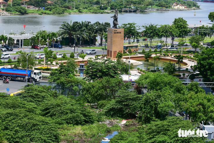 Hoang tàn khu đất vàng 2-4-6 Hai Bà Trưng - Ảnh 3. Hoang tàn khu đất vàng 2-4-6 Hai Bà Trưng - Ảnh 3.