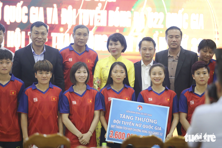 Đội tuyển nữ Việt Nam nhận hơn 5 tỉ đồng tiền thưởng SEA Games - Ảnh 1.