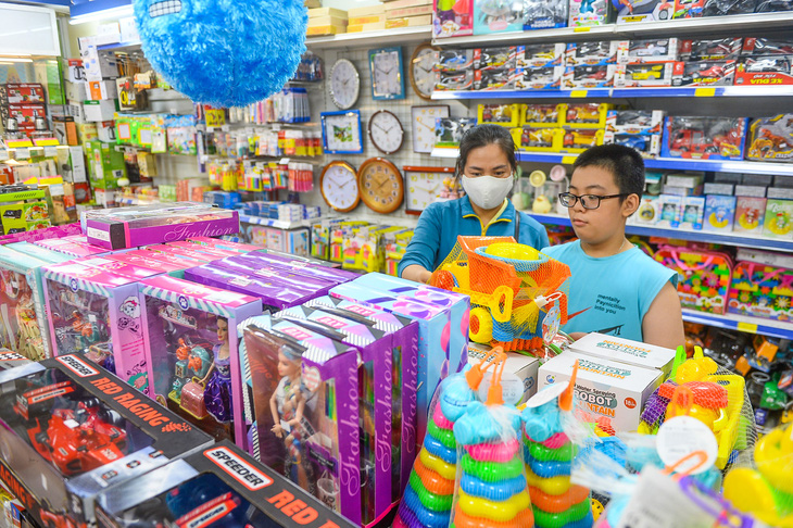 Phụ huynh và con chọn mua đồ chơi trẻ em tại siêu thị Co.opmart Nguyễn Kiệm, quận Phú Nhuận, TP.HCM sáng 23-5 - Ảnh: QUANG ĐỊNH