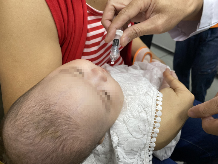 Trẻ uống vắc xin rota phòng bệnh tiêu chảy do rota vi rút gây bệnh - Ảnh: XUÂN MAI