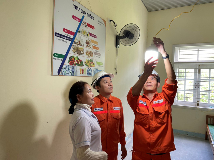 CBCNV công ty thủy điện Sông Bung 4 lắp đặt đèn chiếu sáng cho người dân