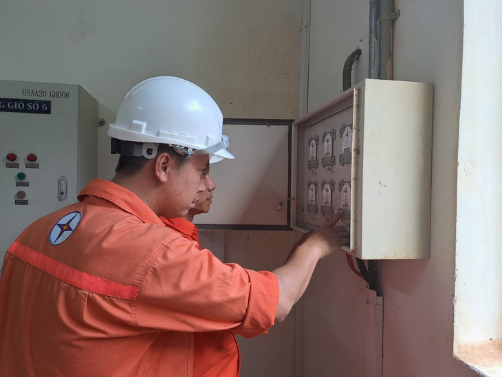 Công nhân nhà máy thủy điện Sông Bung 4 theo dõi các thông số kỹ thuật