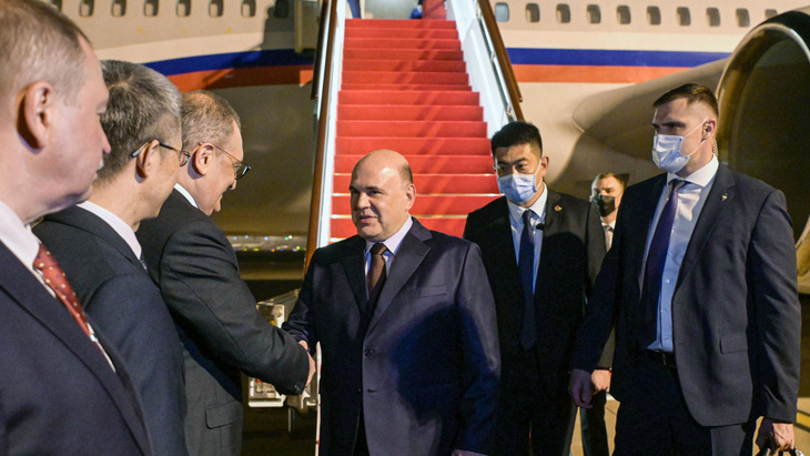Thủ tướng Nga Mikhail Mishustin được Đại sứ Nga tại Trung Quốc Igor Morgulov và Đại sứ Trung Quốc tại Nga Trương Hán Huy chào đón ở sân bay Thượng Hải - Ảnh: AFP