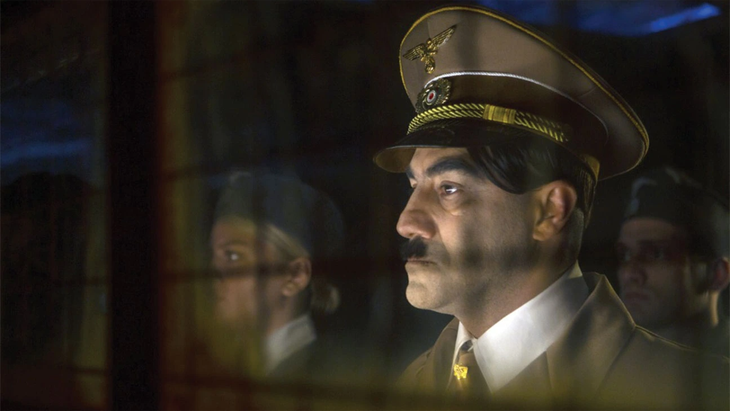 Nhân vật Shakib (Mohsen Tanabandeh) hóa thân vào vai Hitler - Ảnh: IMDb