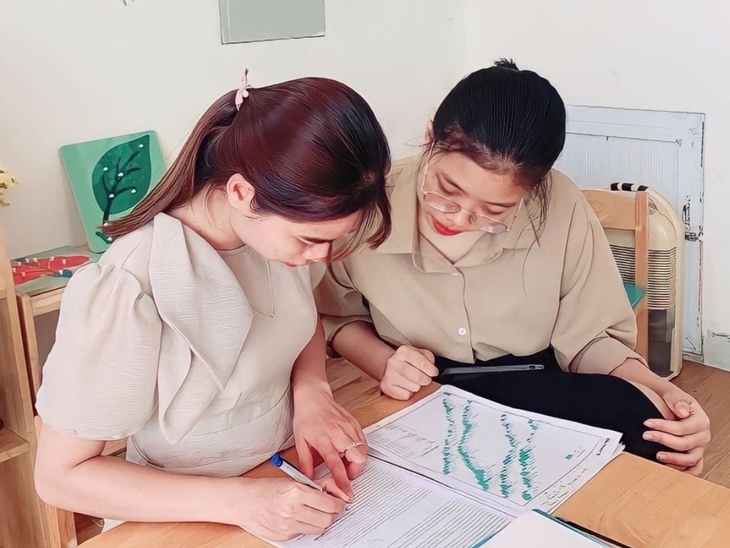 Bạn Nguyễn Thị Xuân (phải) trong giờ dạy kèm 1 - 1 - Ảnh: NVCC