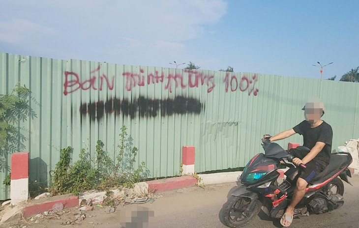 Vào tháng 4-2023, một số người đi trên quốc lộ 1 (đoạn qua quận Bình Tân, TP.HCM) không khỏi ngỡ ngàng khi thấy dòng chữ “bán tinh trùng 100%” sơn trên vách tôn - Ảnh cắt từ video