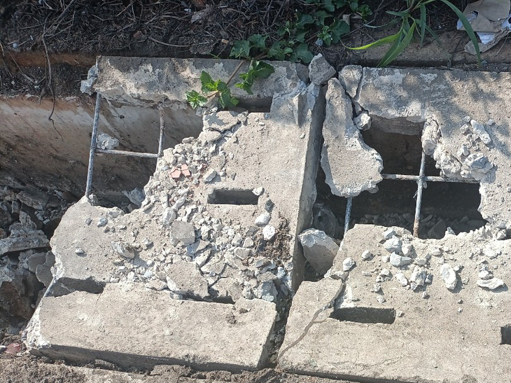 Hàng trăm nắp cống bê tông ở xa lộ Hà Nội bị đập phá lấy thép bán phế liệu - Ảnh 1.