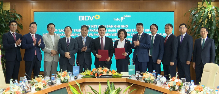 Bà Đỗ Thị Thanh Huyền – giám đốc ban chính sách sản phẩm bán buôn  (BIDV) và ông Kim Min Ho - tổng giám đốc InfoPlus ký kết biên bản ghi nhớ - Ảnh BIDV