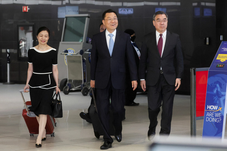 Tân Đại sứ Trung Quốc tại Mỹ Tạ Phong tại sân bay Mỹ ngày 23-5 - Ảnh: REUTERS