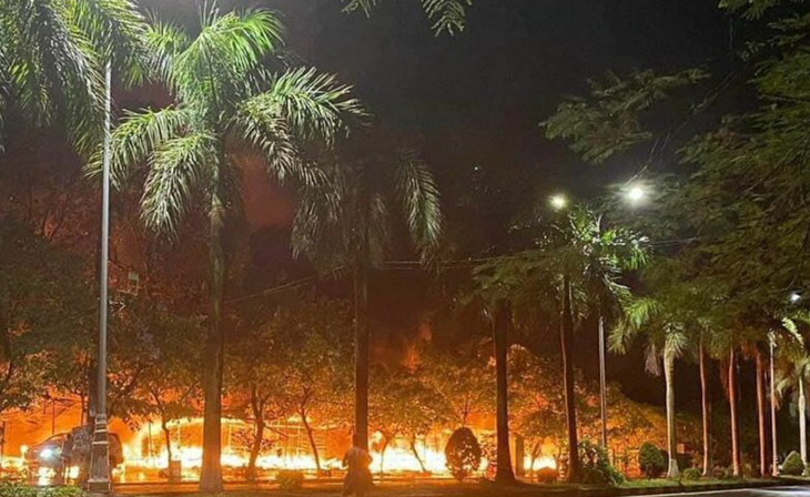 Cháy chợ ở Vĩnh Phúc, hơn 10 ki ốt và 2 ô tô bị thiêu rụi - Ảnh 1.