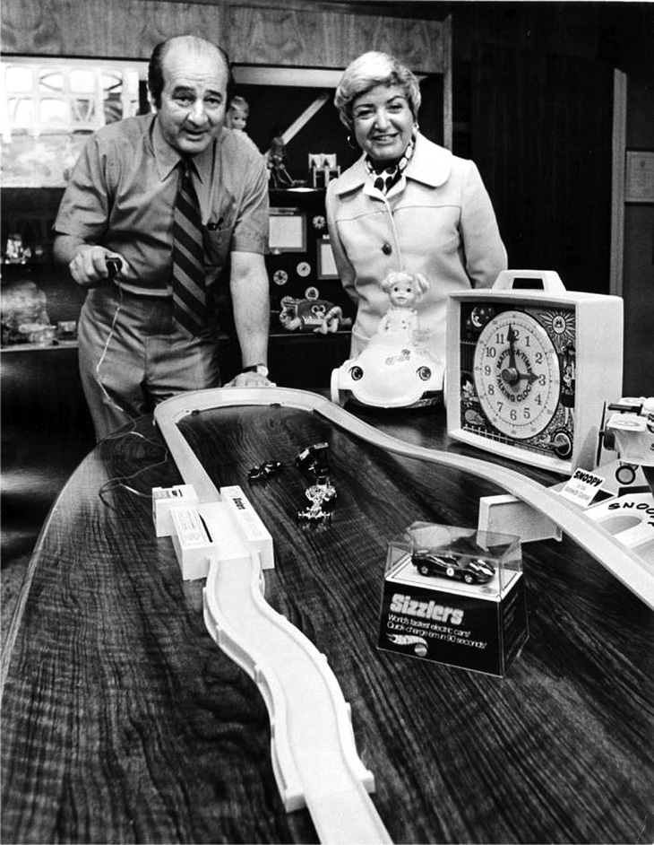 Hai nhà sáng lập hãng đồ chơi Elliot Handler (trái) và Ruth Handler bên cạnh một mô hình Hot Wheels. Ảnh: Mattel