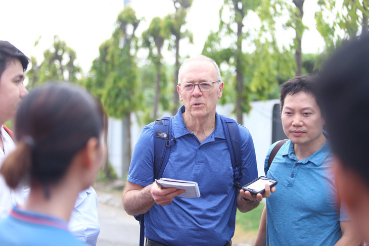 Nhà báo Jere Longman phỏng vấn tiền vệ Thùy Trang hôm 23-5 - Ảnh: ĐỨC KHUÊ