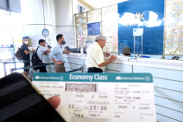 Khách mua vé vào giờ chót tại sân bay Nội Bài, Hà Nội (tháng 4-2023)    - Ảnh: T.T.D.