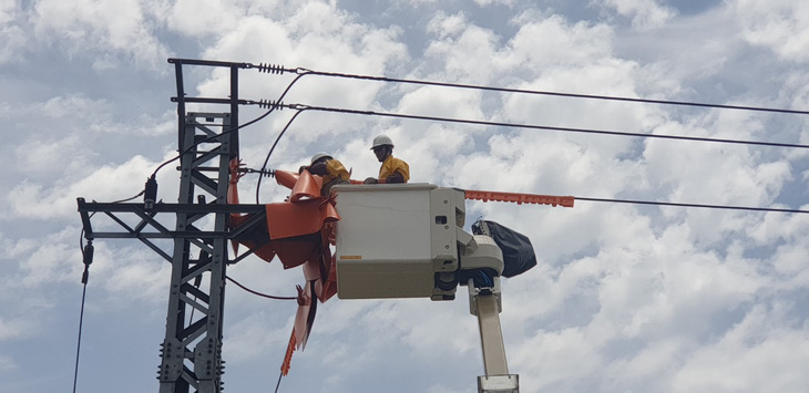 Công ty Điện lực Quảng Trị sử dụng công nghệ hotline (sửa chữa điện không cắt điện) trong sửa chữa, bão dưỡng lưới điện để hạn chế tối đa việc tạm ngưng cấp điện