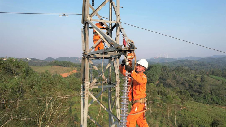 Công nhân PC Quảng Trị sửa chữa lưới điện dưới cái nắng 40 độ C